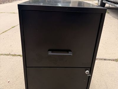 Locking file cabinet