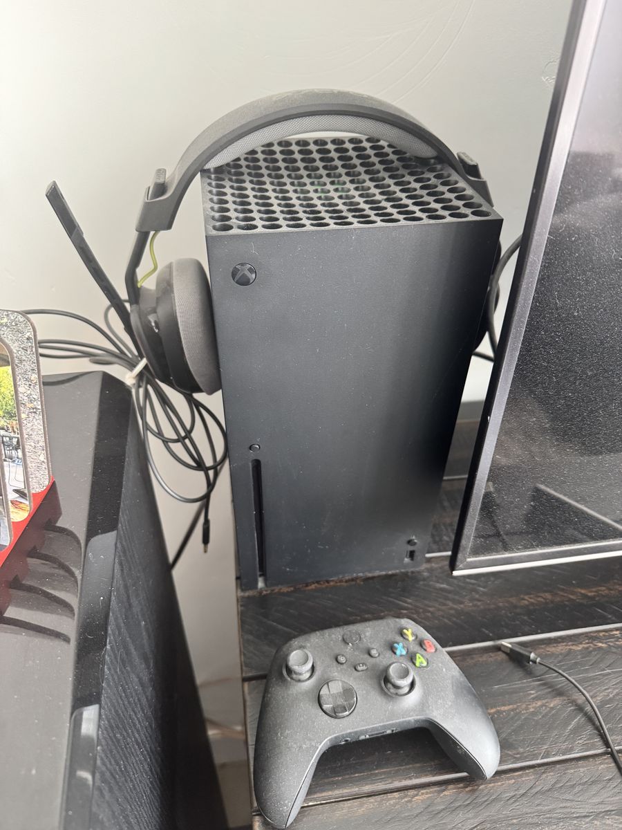 Xbox series X 1TB w/headphones and box