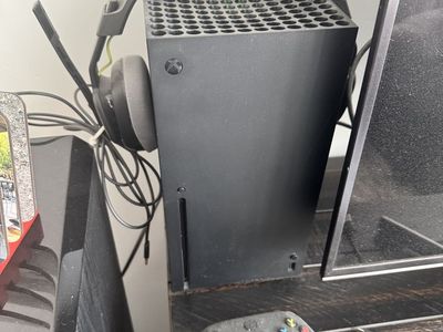 Xbox series X 1TB w/headphones and box