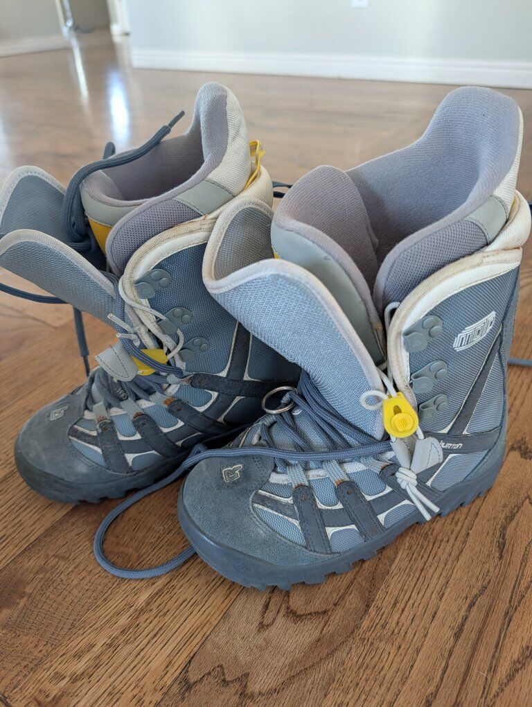 Burton snowboarding boots. women's Moto size us 7