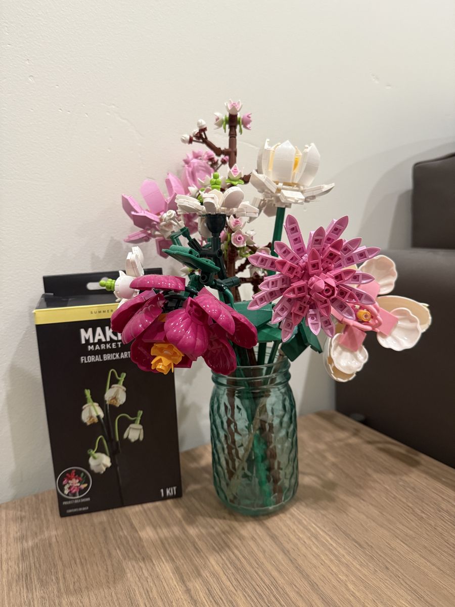 LEGO and Make Market Bricks Lego flower bouquet assembled.