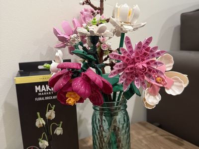LEGO and Make Market Bricks Lego flower bouquet assembled.
