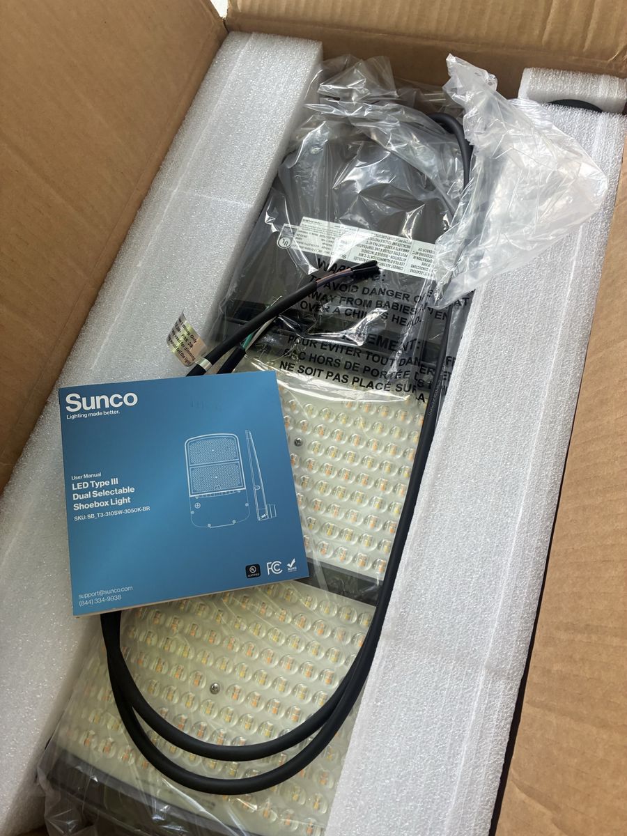 Sunco LED Type III Dual Selectable Shoebox Light SB_T3-310SW-3050K-BR Security Parking Lot Light New