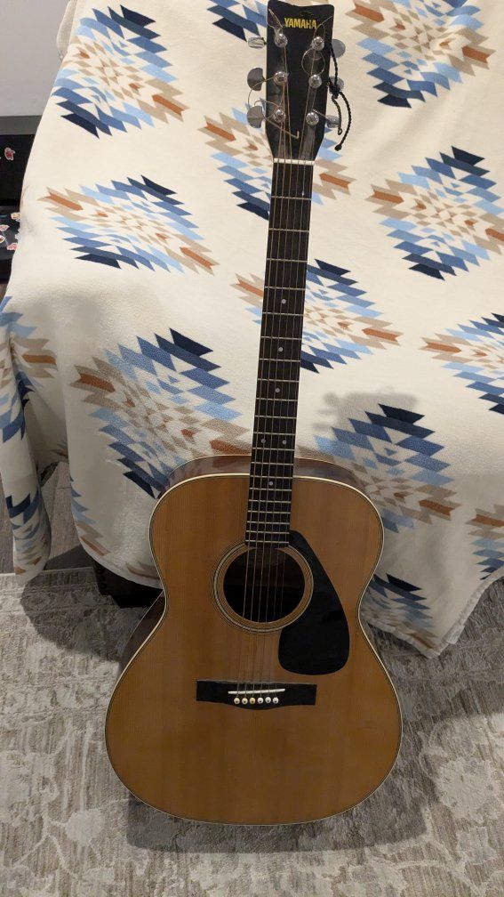 Yamaha SJ-180 guitar