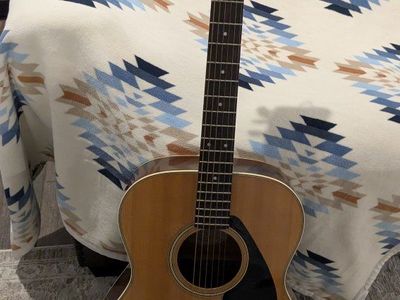 Yamaha SJ-180 guitar