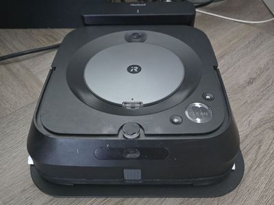 iRobot Braava Jet m6 Robot Mop – Works Great – With Pads & Cleaner