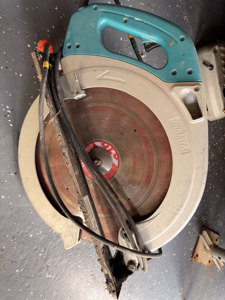 Makita 16-5/16" Beam Saw (Model 5402NA) with DeWalt Blade