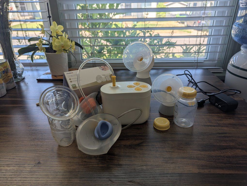 Medela breast pump with haka and flange sizing kit.
