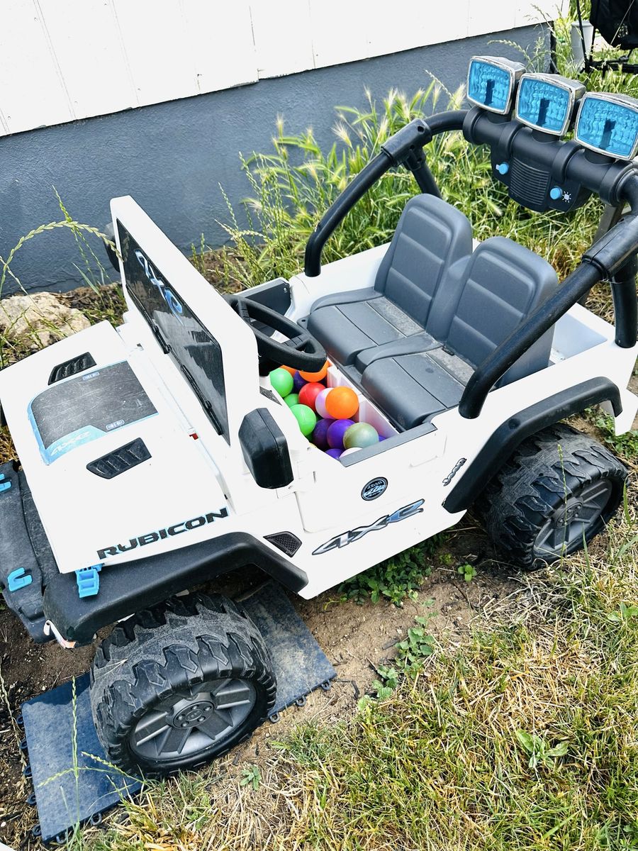 Kid Trax White Jeep Wrangler Rubicon 4x4 12V Ride-On Car, Working Headlights & Sounds