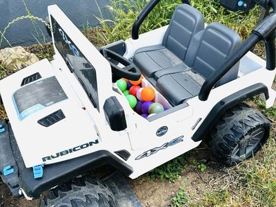 Kid Trax White Jeep Wrangler Rubicon 4x4 12V Ride-On Car, Working Headlights & Sounds
