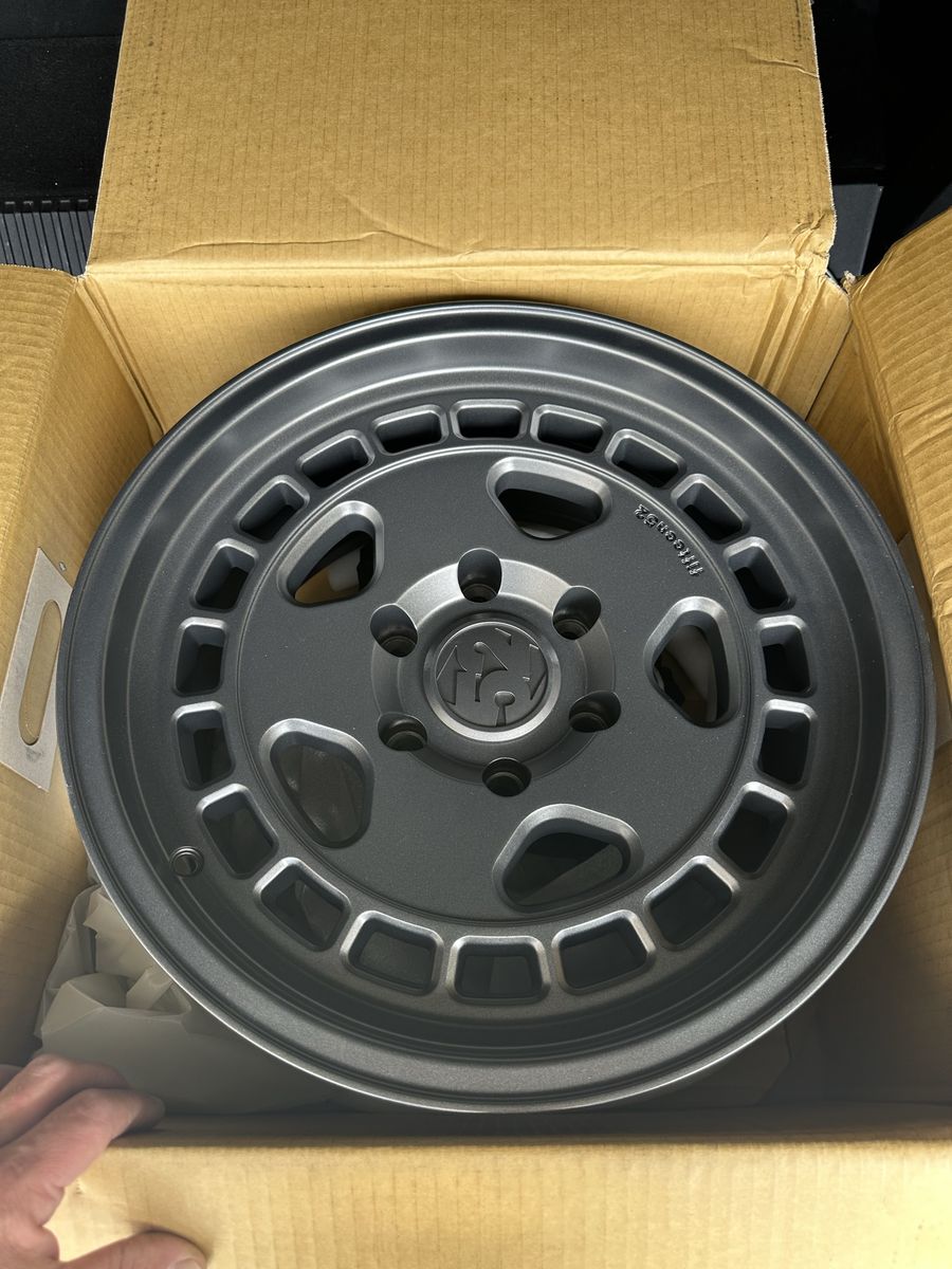 5- 17x8.5 Fifteen52 Rims