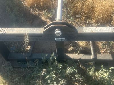Tomahawk Universal Mount Bale Spear - Heavy Duty Hay Attachment