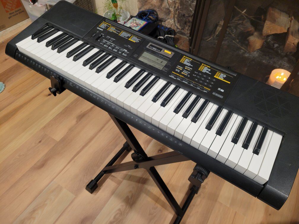 Casio CTK-2400 61-Key Portable Keyboard. Tested, W