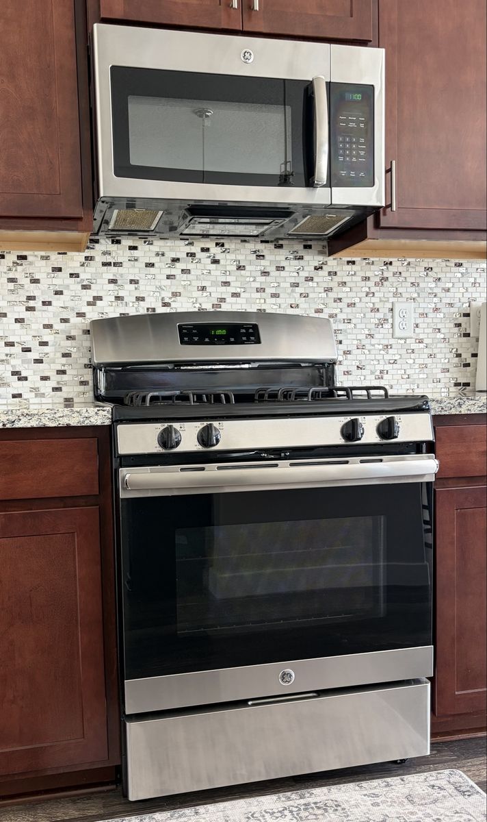 GE Stainless Steel Gas Range Oven & Stove - 30" Wide, 4 Burners, Self-Cleaning, Good Condition