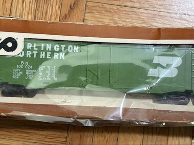 Ty o train Burlington northern box car