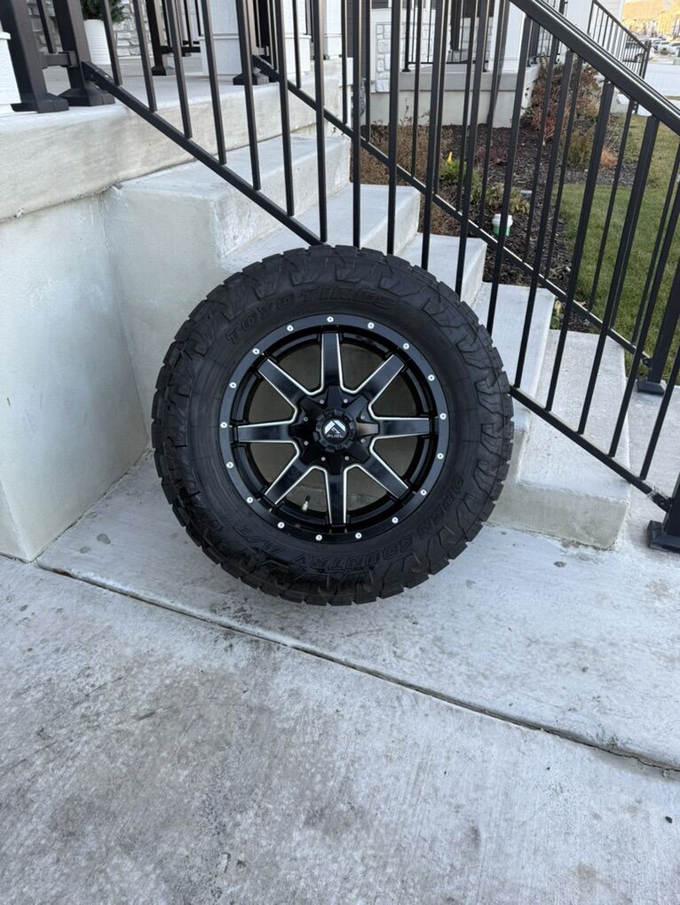 GMC Sierra 3500 Rims and Tires 35/12.50R20 Toyo