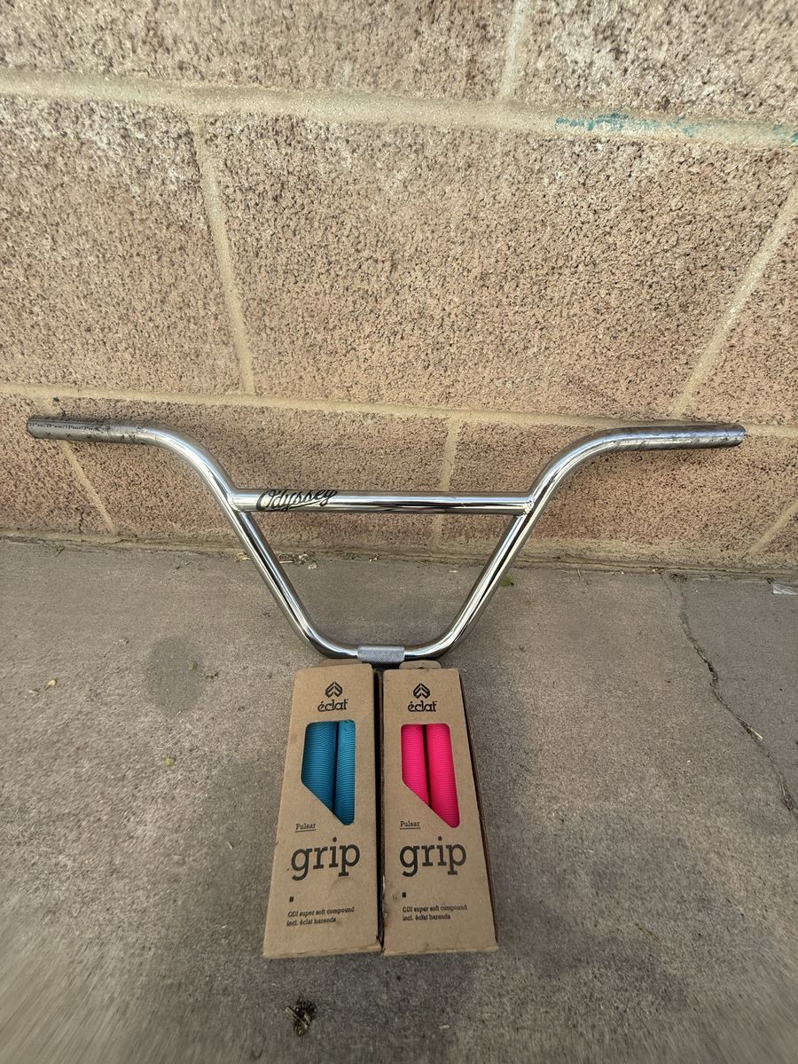 Chrome odyssey Boss Signature Handlebars & Éclat Pulsar Grips