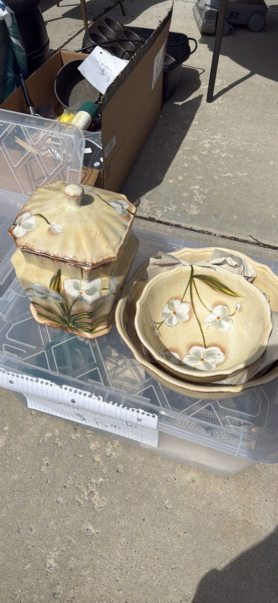 Beautiful Lilly ceramic 7 set