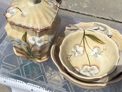 Beautiful Lilly ceramic 7 set