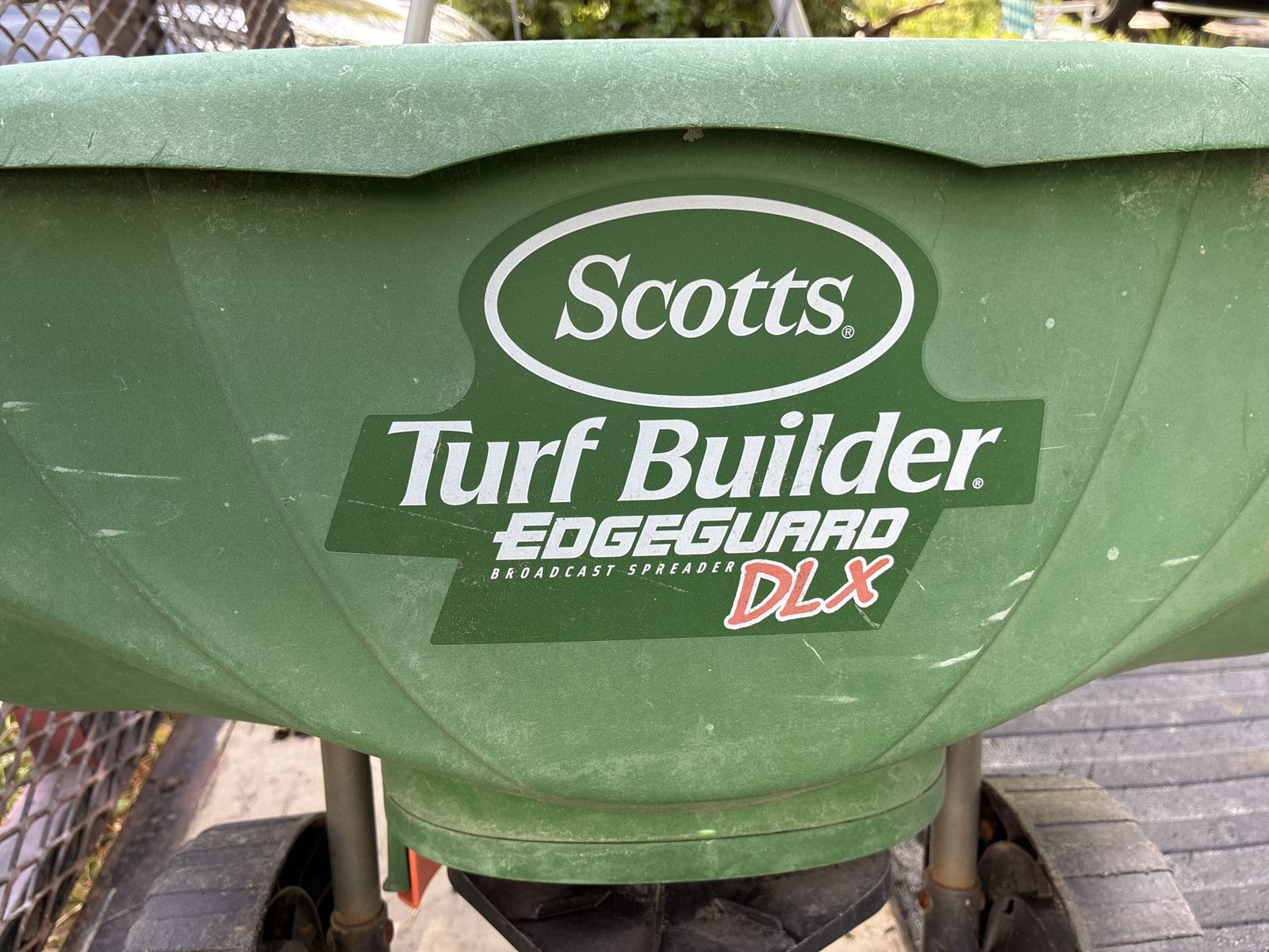 Scotts Turf Builder EdgeGuard DLX Broadcast Spreader - Green, Used
