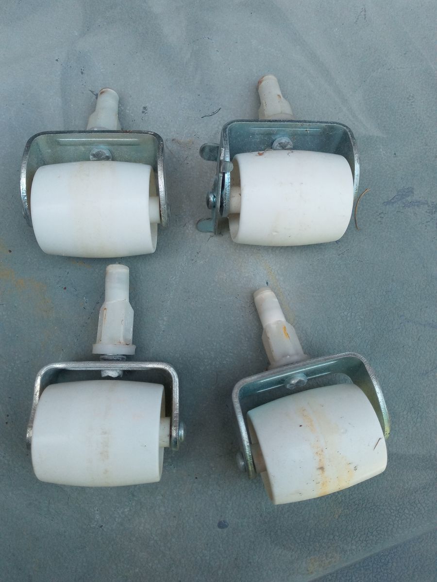 Free wheels to old style bed frame 