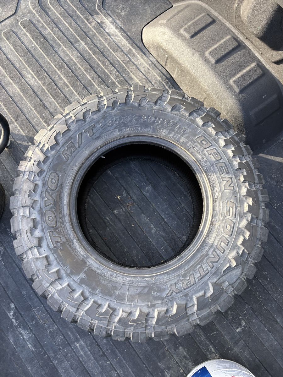 One Toyo 35x12.50R17 Tire