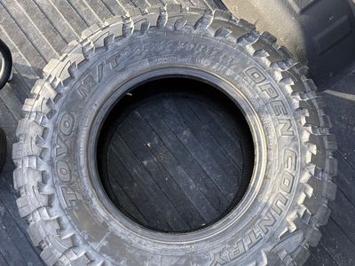 One Toyo 35x12.50R17 Tire