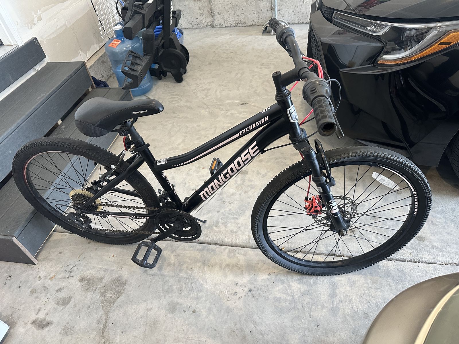 24''Mongoose Excursion Mountain Bike, front disk brake, good Shape, 21 speeds