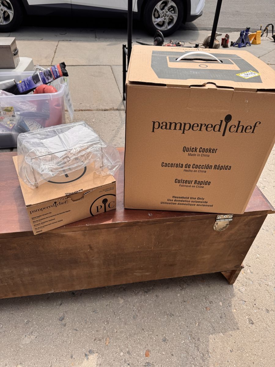 Pampered Chef Quick Cooker with Ceramic Pot Attachment In Box