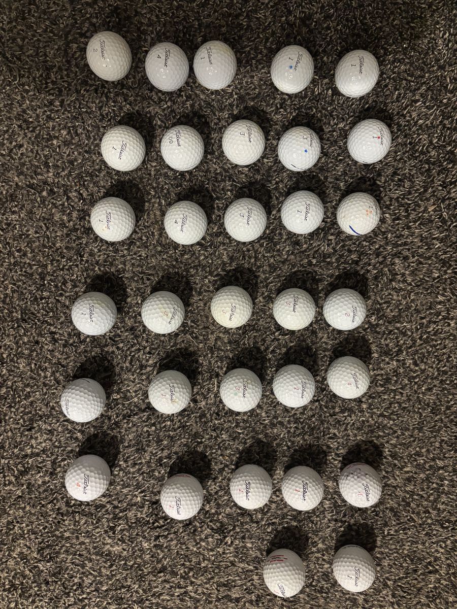 Titleist lot of 32 balls pro V1, pro v1x