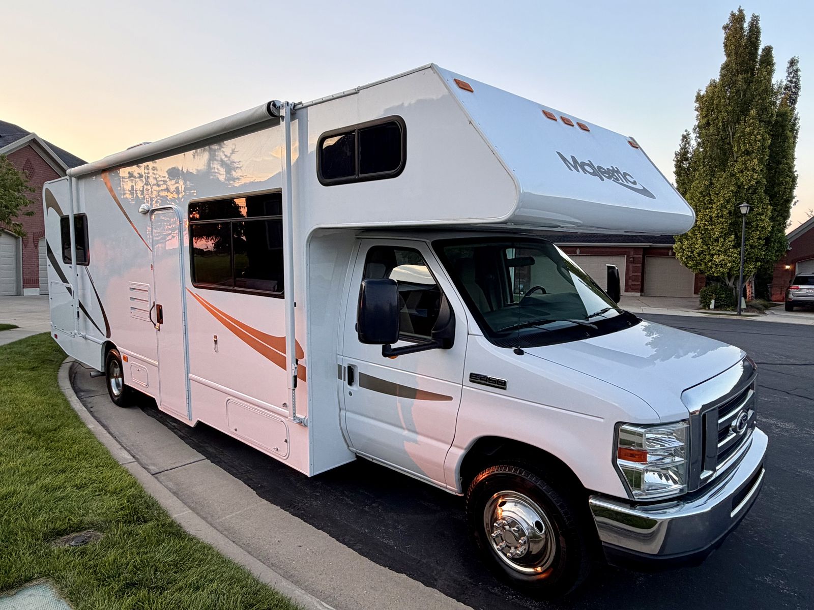 2015 Thor Majestic 28A Class C Motorhome – Clean, Reliable & Road-Trip Ready