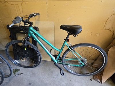 Women's Medium Bike - Cannondale Adventure Two (this is not a hybrid bike)