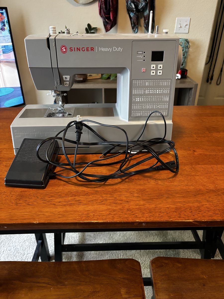 Singer Heavy Duty Sewing Machine - Computerized with Pedal