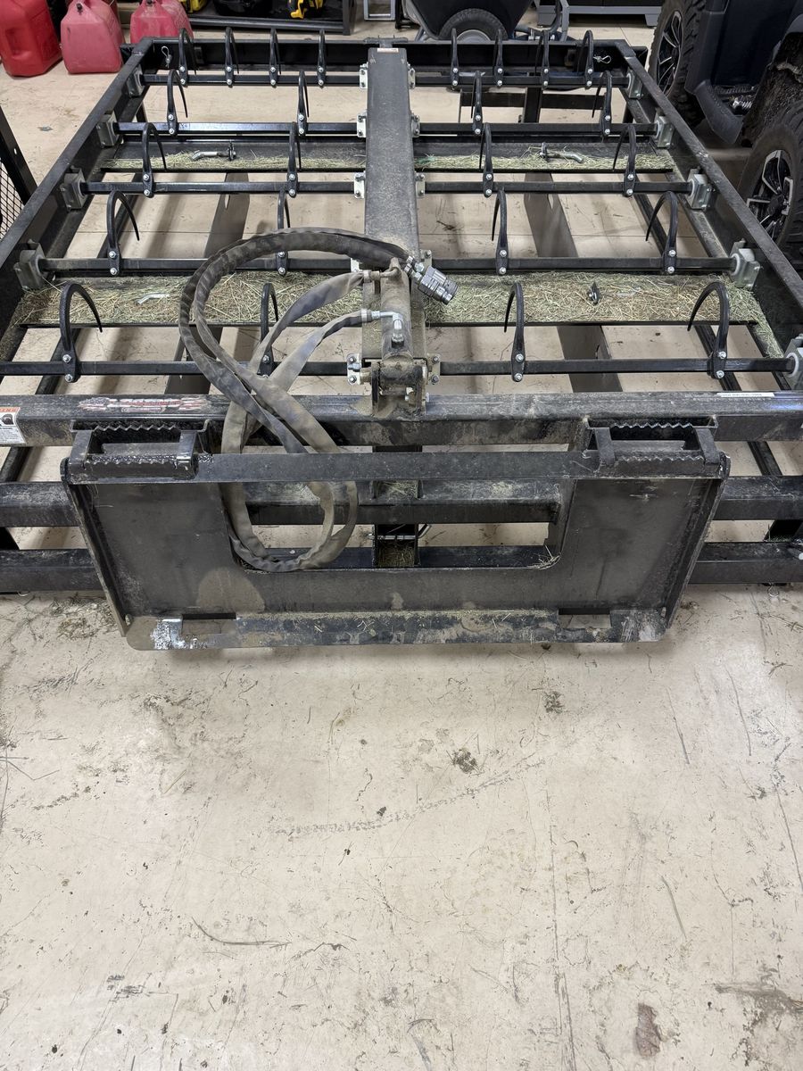 Skidsteer hay bale accumulator and grapple