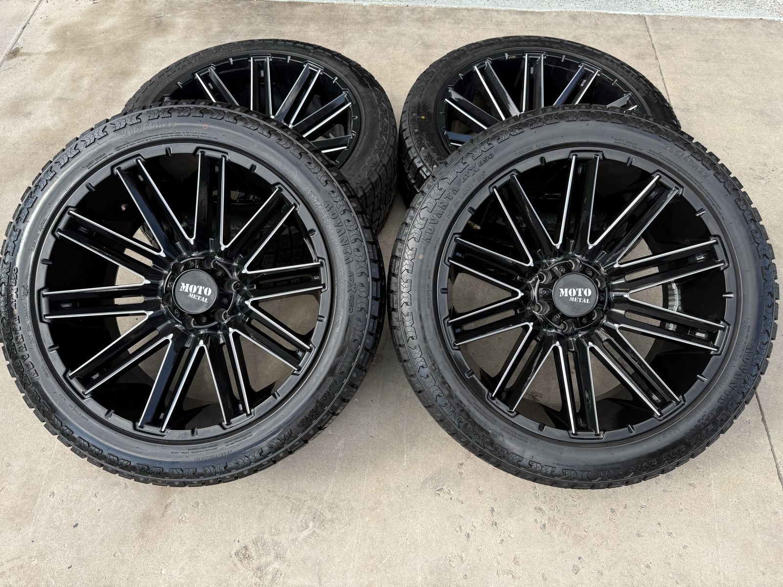 22” Moto Metal 22x10 6 Lug 6x5.5 | 6x139.7 32” Advanta ATx 285/45R22 Chevy GMC Ram 1500 Toyota 