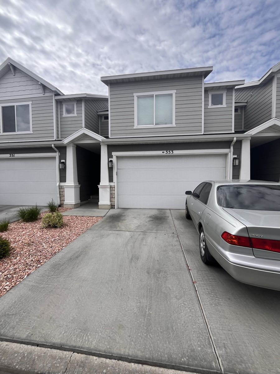 Girls room for rent behind Walmart