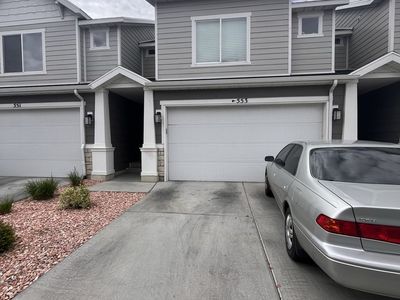 Girls room for rent behind Walmart