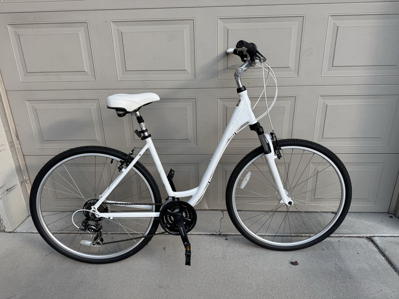 Schwinn White Voyager 2 Bike