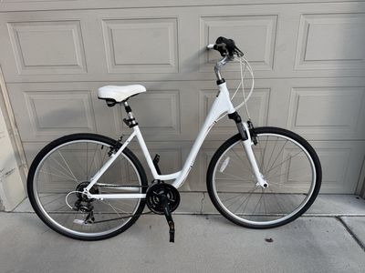 Schwinn White Voyager 2 Bike