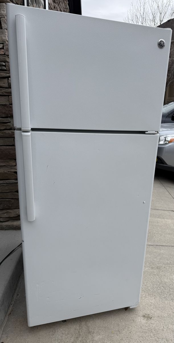 White GE Refrigerator 18.2 Cubic Foot