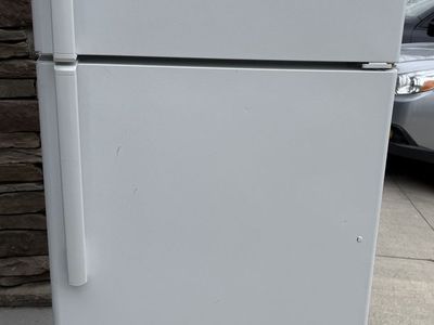 White GE Refrigerator 18.2 Cubic Foot