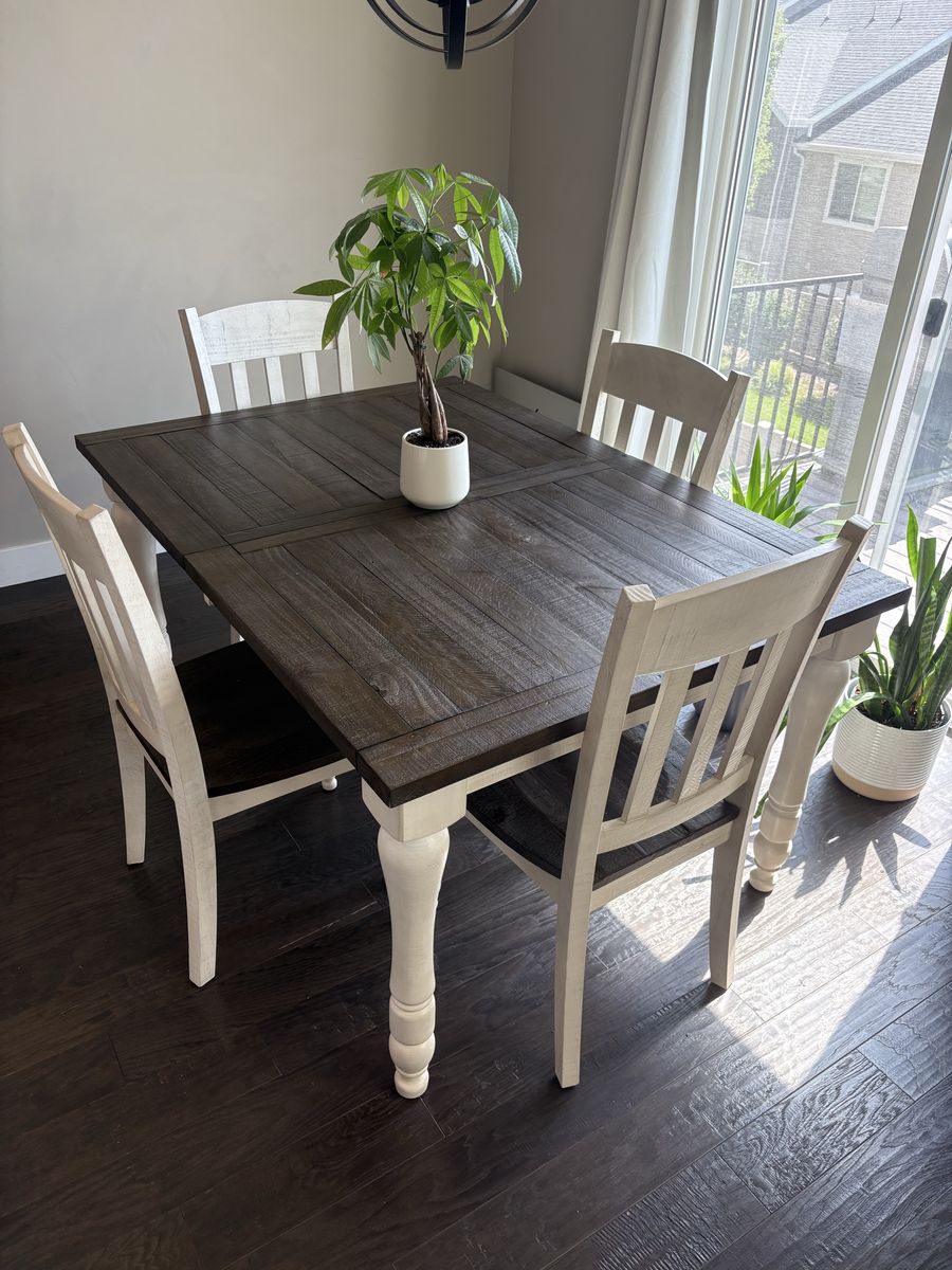 Like New Dining Room Table, Chairs, and Bench