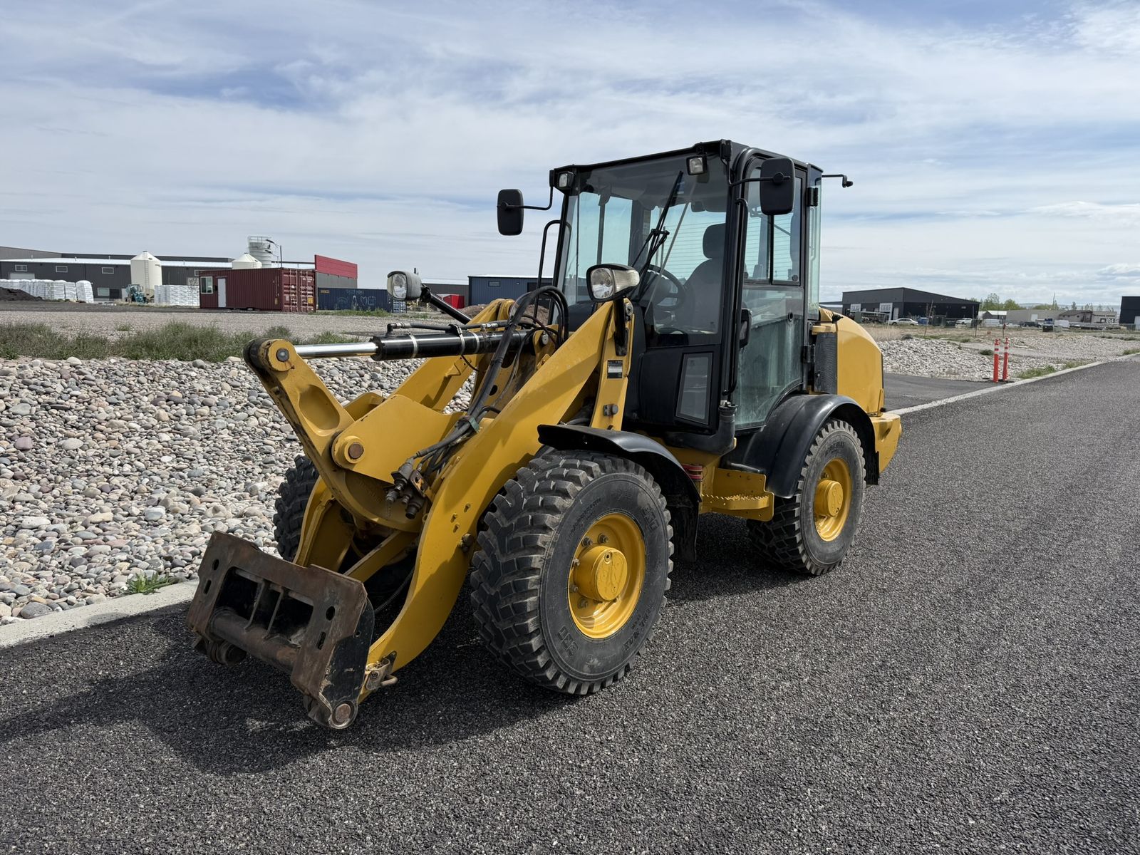 2017 Caterpillar 906M Loader