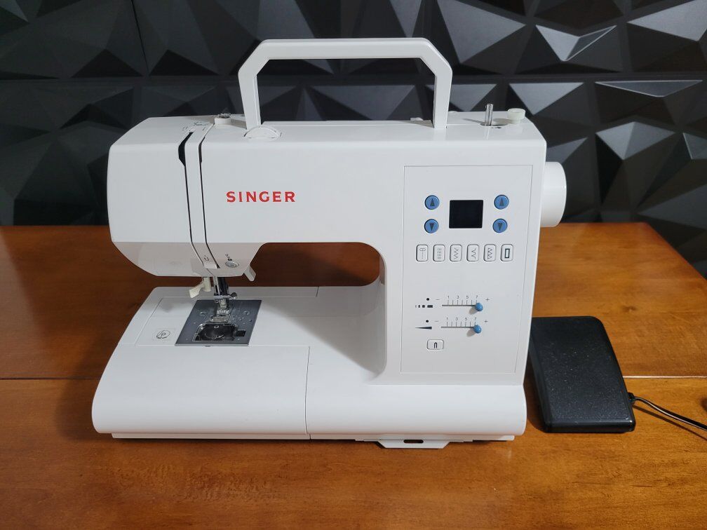 Singer Electronic Sewing Machine Mod 7466 w/ Foot