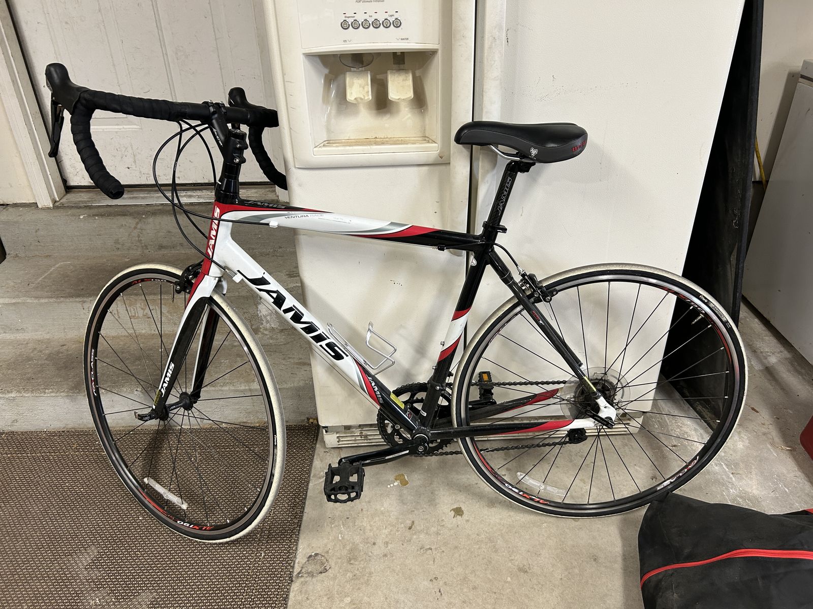 Jamis Ventura Race Road Bike - White/Red/Black - Excellent Condition