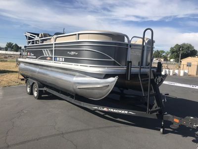 2023 Sun tracker 20DLX