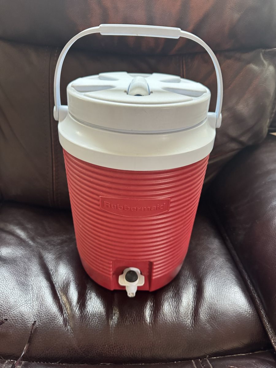 Rubbermaid Red Water Jug Cooler with Dispenser Spigot and Handle