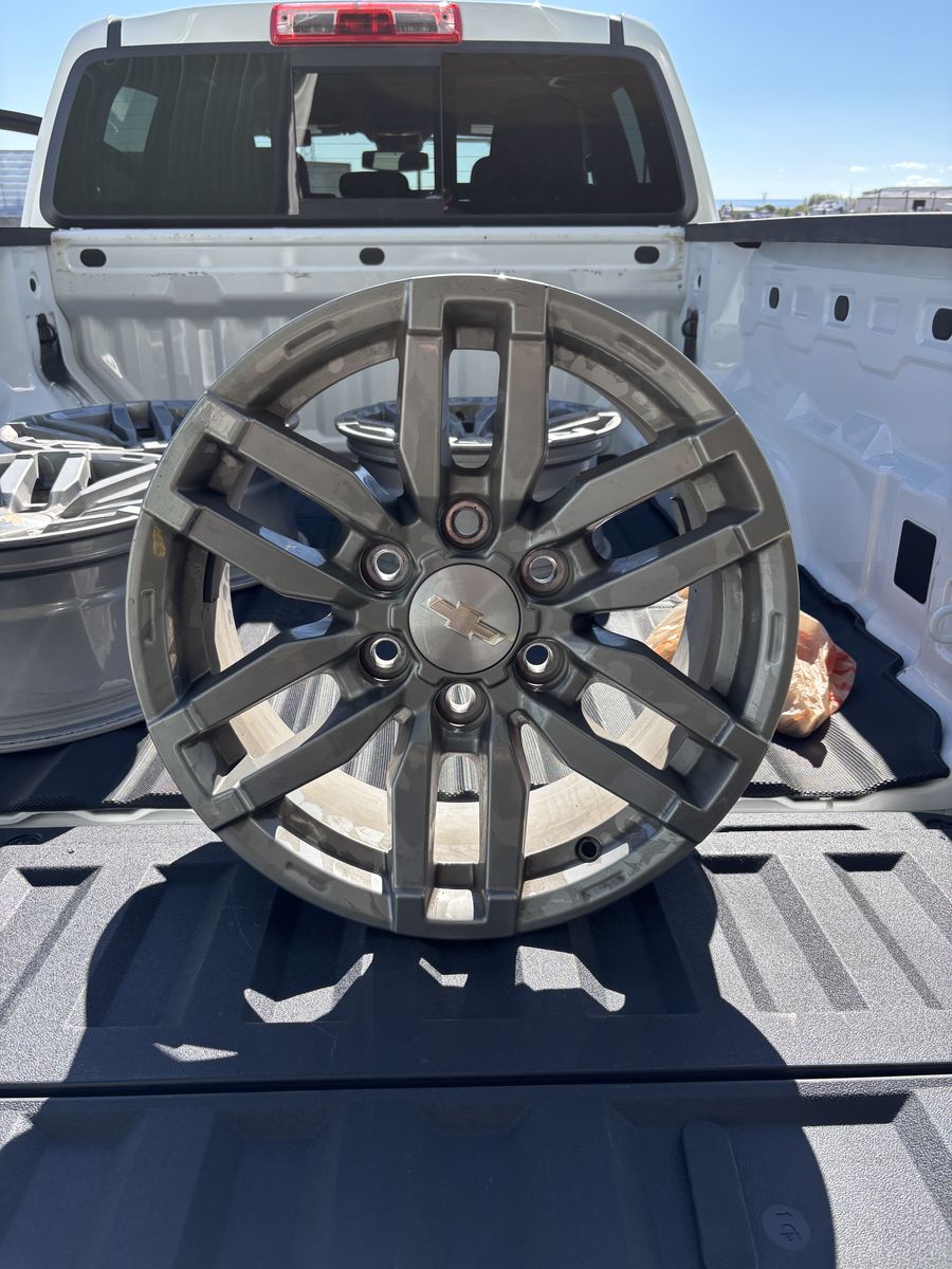 2023 Chevrolet Colorado LT Rims with lug nuts