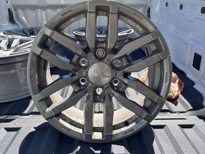2023 Chevrolet Colorado LT Rims with lug nuts