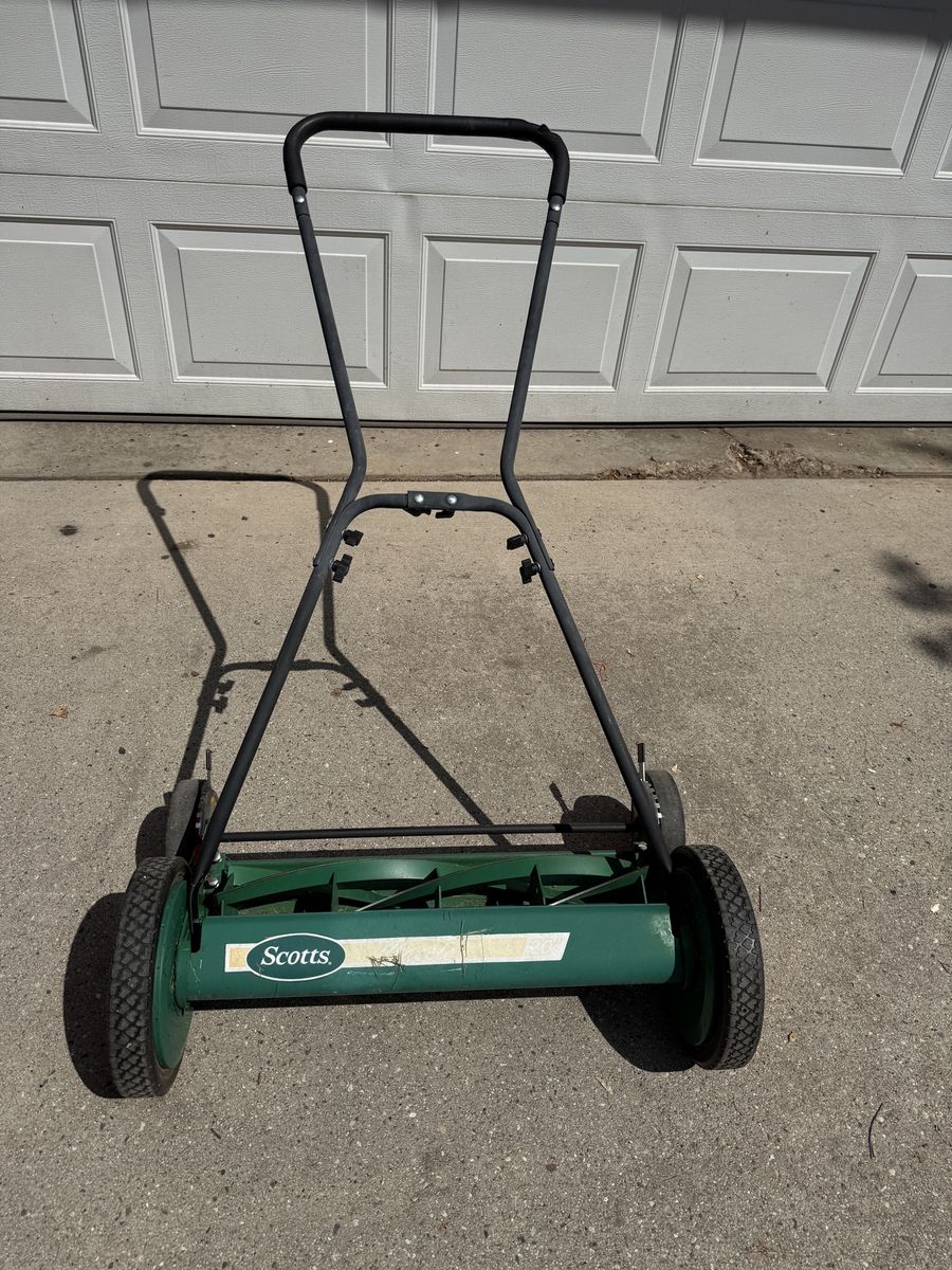 Manual push lawn mower